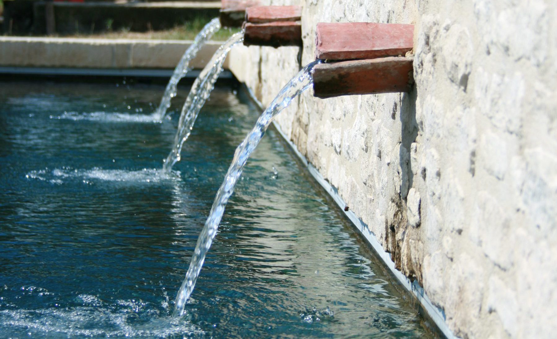 Jeux d'eau et fontaines de piscine ecologique