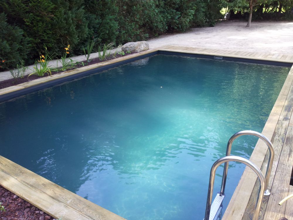 Eau bleu pour la piscine ecologique avec liner gris anthracite